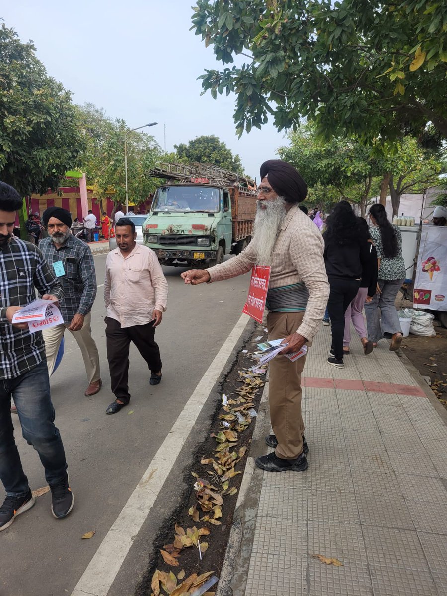 Look at this picture.This elderly gentleman is distributing pamphlets for cleaning up of Budha Dariya the major source of Cancer in #Punjab. Polluting industries responsible 4 #HumanRightsViolations. This should be the fight of entire Punjab.@CMOPb @officeofssbadal @SukhpalKhaira