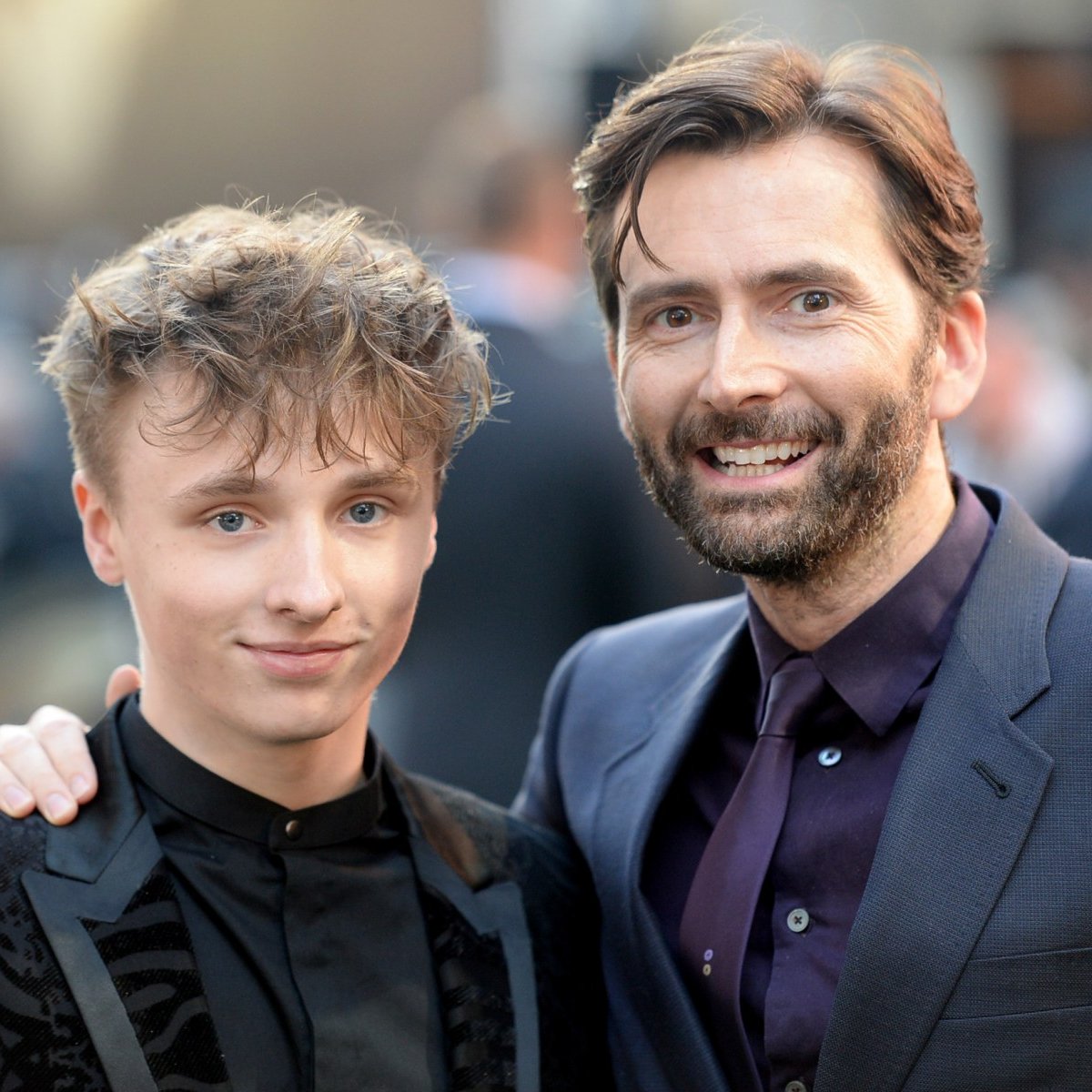 Il_Nerdastro's tweet photo. Angeli, Demoni e Dottori.
Per Radio Times, in #GoodOmens2 ci saranno sia #TyTennant, il figlio di #DavidTennant già visto in "House of the Dragon", che #PeterDavidson, ovvero il 5° #DoctorWho!
Interpreteranno rispettivamente i personaggi di Ennon e Alistair.
#GoodOmens #SerieTV https://t.co/XVxoPsZQ5D