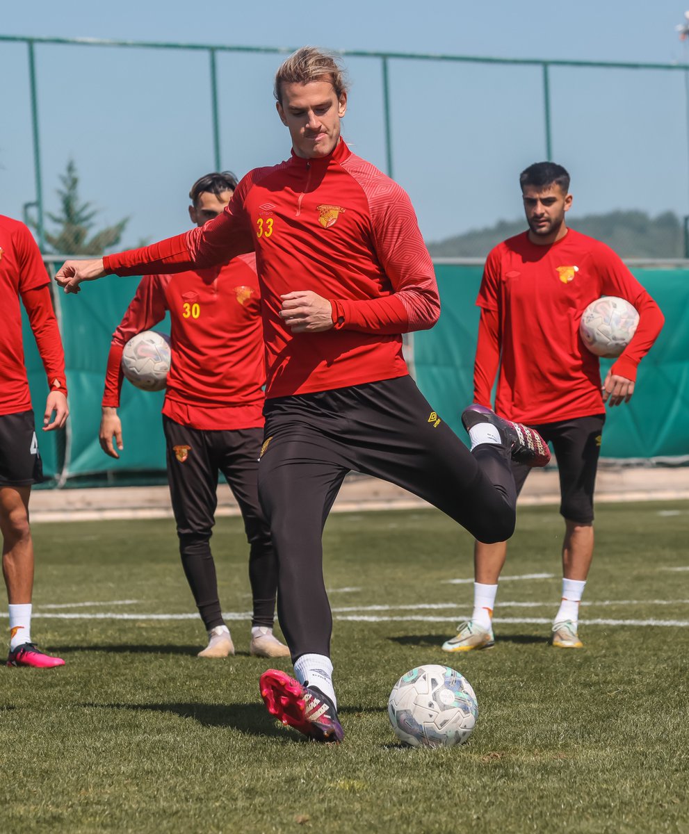 Goztepe's tweet photo. Göztepe'miz, bugün gerçekleşen antrenman ile Tuzlaspor maçının hazırlıklarını tamamladı👊

https://t.co/UMEM50r9La

#Göztepe #UrlaGünlüğü https://t.co/y1C05x6Xvh