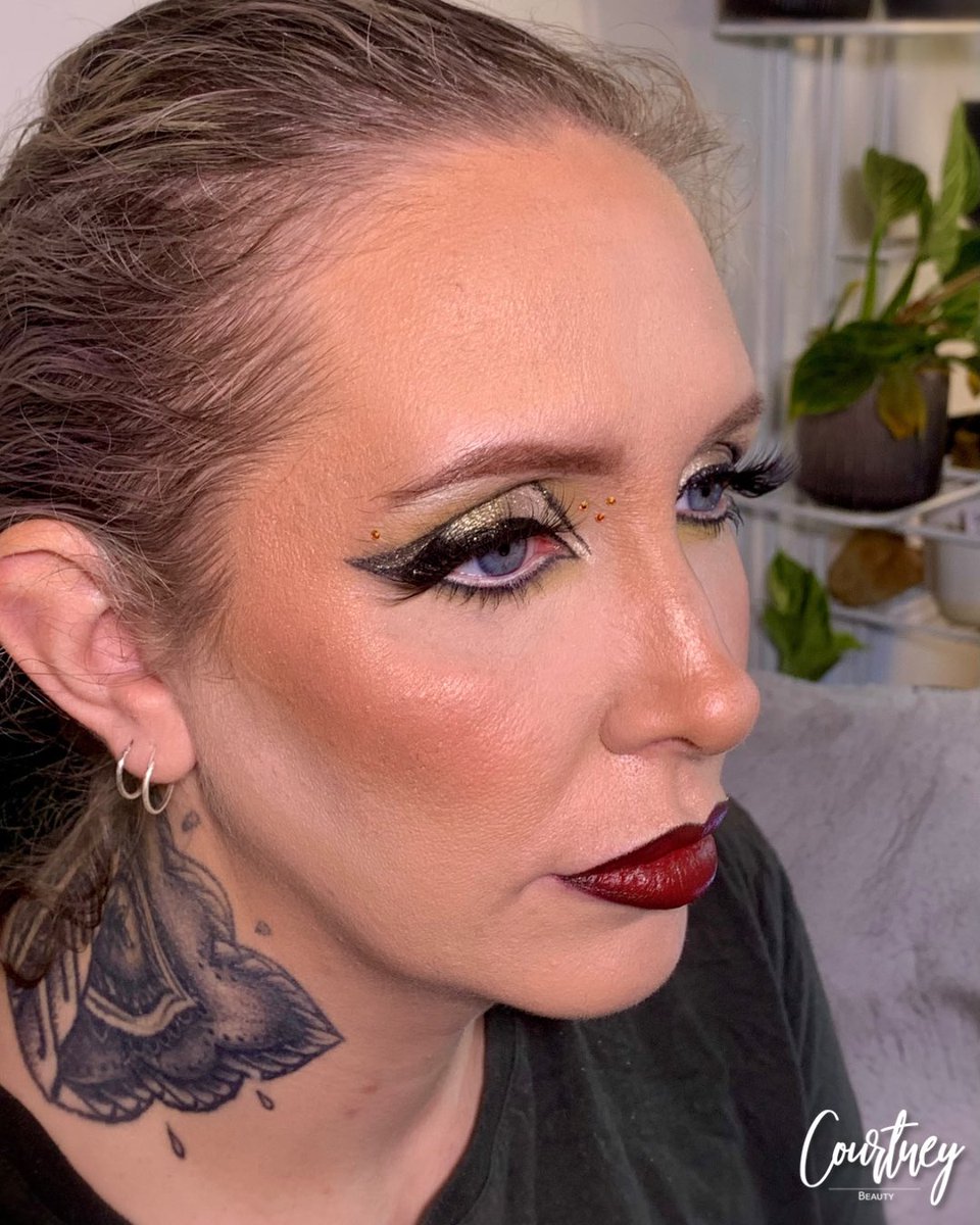 Stunning alt glam for my client #altglam #promua #alternative #graphicliner using @NARSCosmetics @beautybay @superdrug @MorpheBrushes @MakeupRVLTN #makeupartist #makeupgoals
