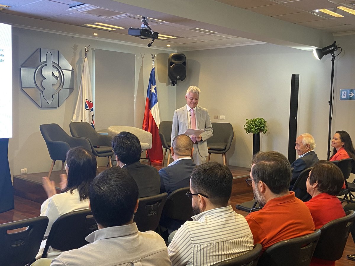 ColMedSantiago's tweet photo. Comienza la exposición de la Mesa 1: Fortalecimiento de las atribuciones del SIS. Modera  Dr. @acevedo67, secretario general de #ColmedSantiago. https://t.co/kv1RYXVePE