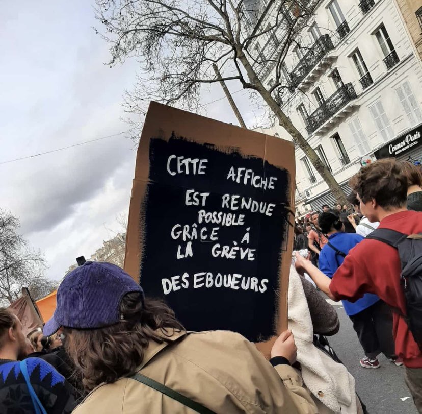 SailorSbaff's tweet photo. L’Eliseo ha appena annunciato che la visita super criticata di Carlo III prevista per questo we è stata annullata.
E questi sono dei cartelli molto belli che avrei voluto fare io ma che non ho fatto io e che erano ieri alla manifestazione. (Ciao Lesbiche Citazioniste, vi vedo!) https://t.co/QhnwldiqEN