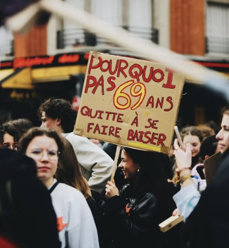 SailorSbaff's tweet photo. L’Eliseo ha appena annunciato che la visita super criticata di Carlo III prevista per questo we è stata annullata.
E questi sono dei cartelli molto belli che avrei voluto fare io ma che non ho fatto io e che erano ieri alla manifestazione. (Ciao Lesbiche Citazioniste, vi vedo!) https://t.co/QhnwldiqEN