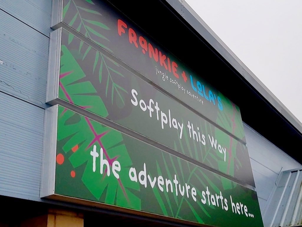 Dragon_Signs's tweet photo. Frankie & Lolaβsπ
Bringing out our inner child with another installation at @frankieandlolas new location in Burnley! We installed some eye-catching external signage with flex face systems and contravisions on the windowsπ€©
#signage #flexface #wales #burnley #newopening https://t.co/nZDclUO0tc