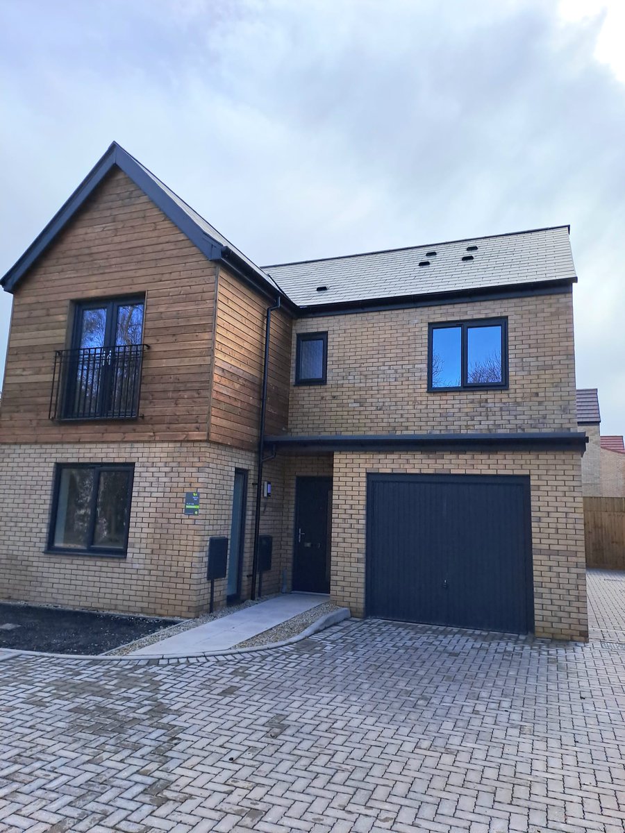 Caz_Curo's tweet photo. Our first Phase 4 Charlcombe completed today 🎉. What an absolute beauty of a house 😍🏠 #completionday #newhomesBath #MulberryPark @hannah_Curo @Curo_Sales https://t.co/psmMnJDbok