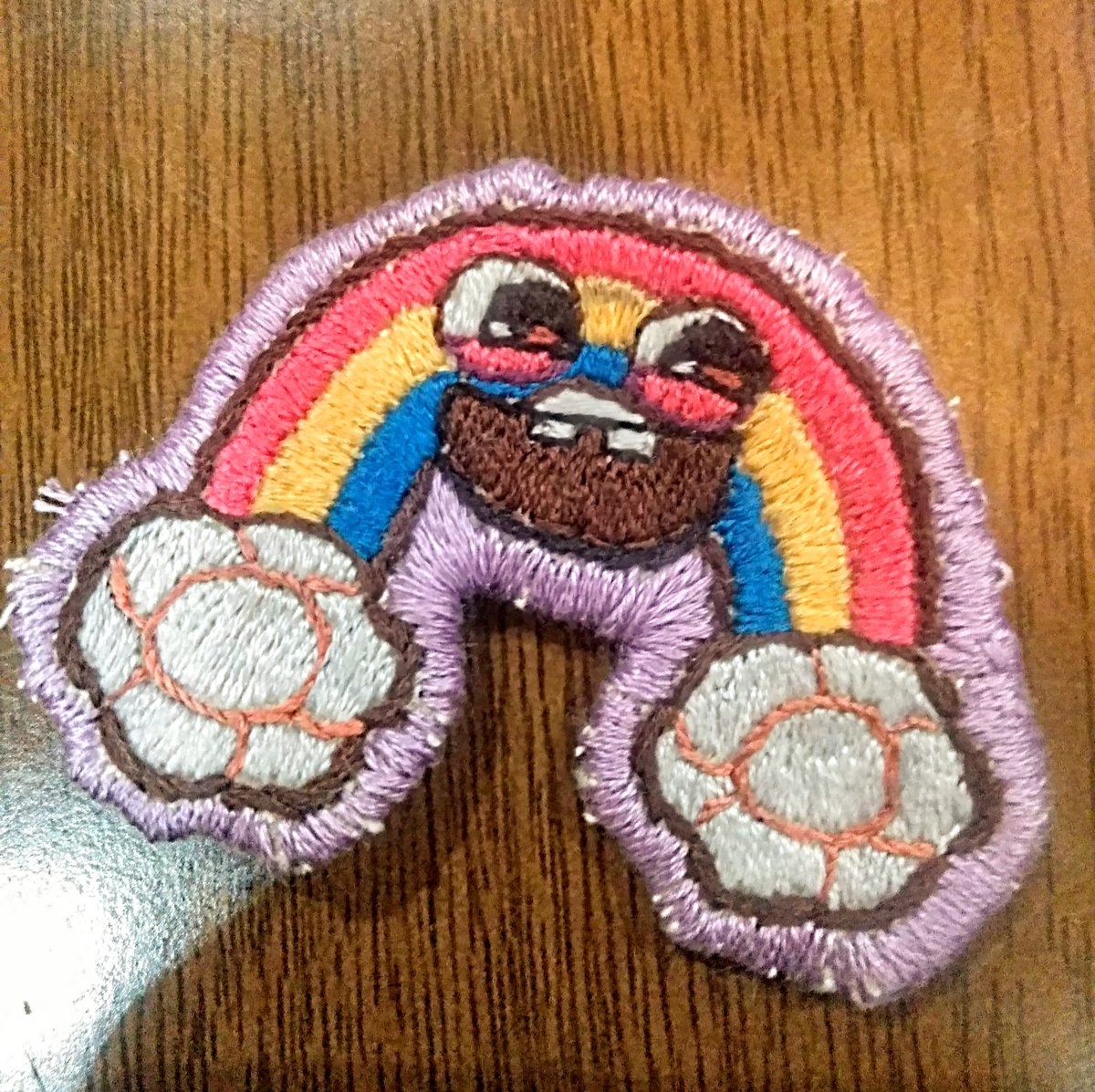 Chumi_FNaF's tweet photo. 次なる刺繍作品ができました！！
カップケーキくんとふなわのｸｿ虹ちゃんのワッペンを作りました🧁🌈
初めてコスモというメーカー品の刺繍糸を使ってみたのですが、縫いやすさが圧倒的でした！
比較的作りやすそうな2人を選んだので、次はもっと難しそうな子にもチャレンジしてみたいです💪
 #FNAF https://t.co/8Vua5fg7ua