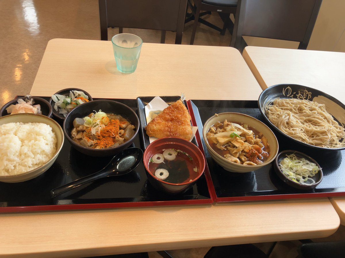 佐野のアウトレット辺り
🥄_( ˙꒳​˙ _ )ﾒｼｯ
(；－ω－)ｳｰﾝ
足りましぇーん🐷
この後2枚もり追加🐷
パートのおばちゃんに笑われたし😖
 #食欲の春  #ダイエット