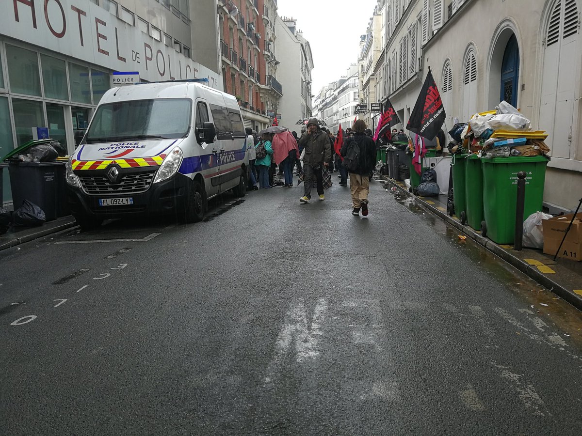📢 Libérez nos camarades devant le commissariat du 17e arrondissement <a href="/ColbertEnColere/">Lycée Colbert en colère</a> <a href="/ParentsColbert/">Parents Lycée Colbert Paris</a> <a href="/SolidairesRatp/">Solidaires RATP</a> <a href="/solidaires_scpo/">Solidaires Étudiant-e-s IEP Paris</a> <a href="/SudEducation93/">Sud Éducation 93</a>