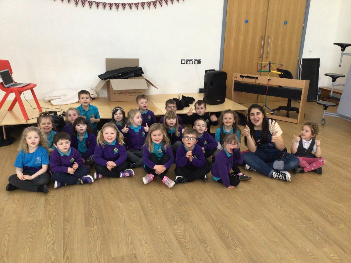 CarregHirfaen's tweet photo. Diolch Siani Sionc am ddod i’n gweld ni! #SawelCH #CrwysCH #HathrenCH #SianiSionc #LlesCh #ymaacacwCH https://t.co/r9vRezAKVs