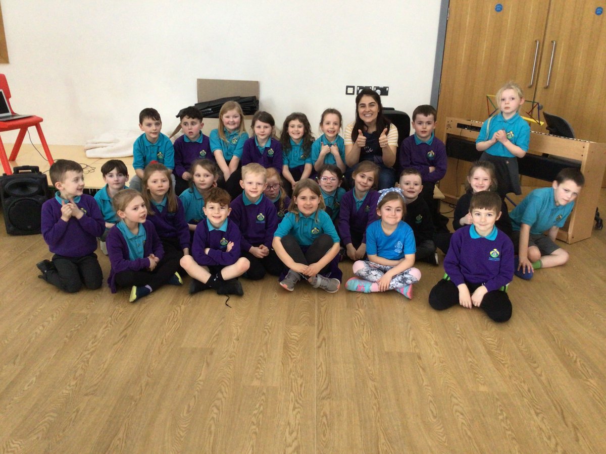 CarregHirfaen's tweet photo. Diolch Siani Sionc am ddod i’n gweld ni! #SawelCH #CrwysCH #HathrenCH #SianiSionc #LlesCh #ymaacacwCH https://t.co/r9vRezAKVs