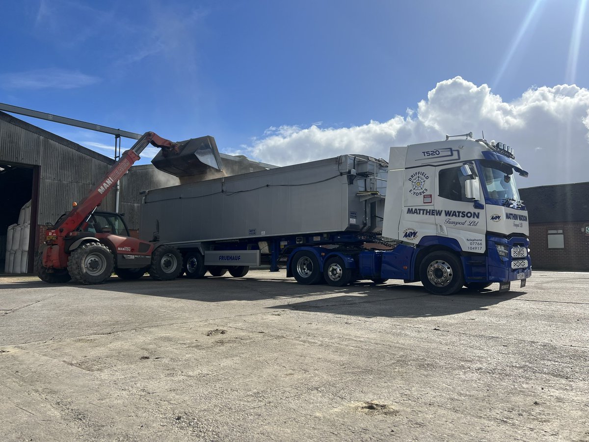 More milling wheat!!! Now loading #Skyfall in #WestYorkshire for @Cefetra. With my two loads today the wheat will make approximately 98600 loaves of Bread, according to @Google ☺️☺️ #grain #haulage #farming #BuyBritish 🇬🇧🇬🇧🇬🇧@SteveClark1980 @BiteintoBritish