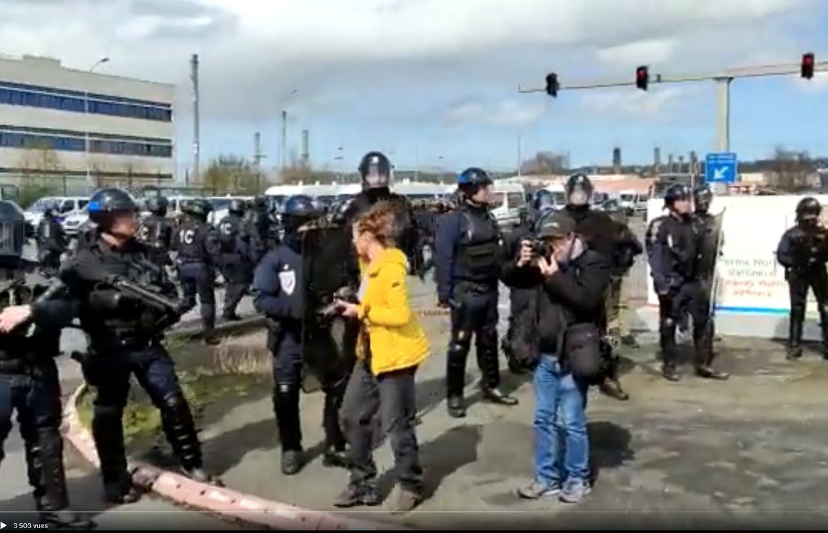 mosieurj's tweet photo. @marechalboulon ... et c’est le poto @jpsageot qui couvre (toujours dans les bon coups) #impec et gaffe à vous ! (@jpsageot c'est qui en jaune avec toi c'est Lou Benoit ? ps : t'as pris un casque ? ) ✊✊✊ via https://t.co/1l4LDkfcWs https://t.co/Kqh3uJ38rc