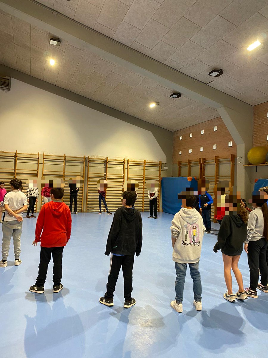 Aquest matí ens han vingut a fer un taller de percussió corporal a 6è i ens ho hem passat d’allò més bé 👏🏽🙌🏾 

#percussiócorporal #música #sisè #moviment #escolacollserola #SantCugat