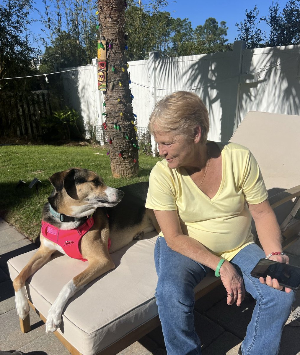 MandyMatney's tweet image. Sunshine and Sandy Smith are all I need today💚💚☀️☀️
We're starting the weekend early 🥂😎