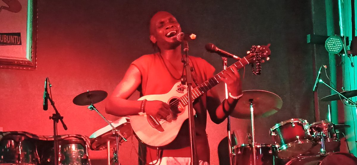 Reporter4Music's tweet photo. 🇨🇲 Comme d'acoutumée, @YvesLenoirzik nous a fait voyager dans sa terre natale en toute sobriété, et spiritualité de sa voix puissante. Les rifts de sa guitare 🎸 comme un jeu de chaise musicale en langue #Bassa nommé #Libagag 🔥 @blickbassy @yaoundemusicexp #Yamex #Showcase https://t.co/pwBfGenHBt