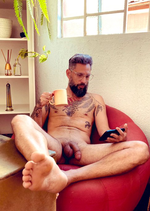 atento as not&iacute;cias com meu cafezinho na m&atilde;o. bom dia ☀️ https://t.co/KHCrNp4Y0d<a href="/tag/tbt"class="tags"><span>#tbt</span></a>