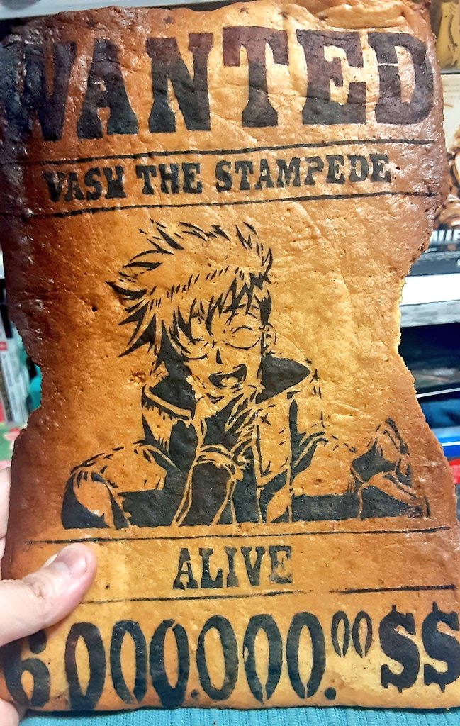 ヴァッシュ手配書クッキー、試作品試食したけど、焦げてる所も普通に美味しい。
生クリームつけながら食べたい。
竹炭パウダーより、ココアパウダーのほうが、色褪せた感でるかしら？
ココアパウダーのほうが、絶対的に味はいいけど

#TRIGUNSTAMPEDE 
#TRIGUN
