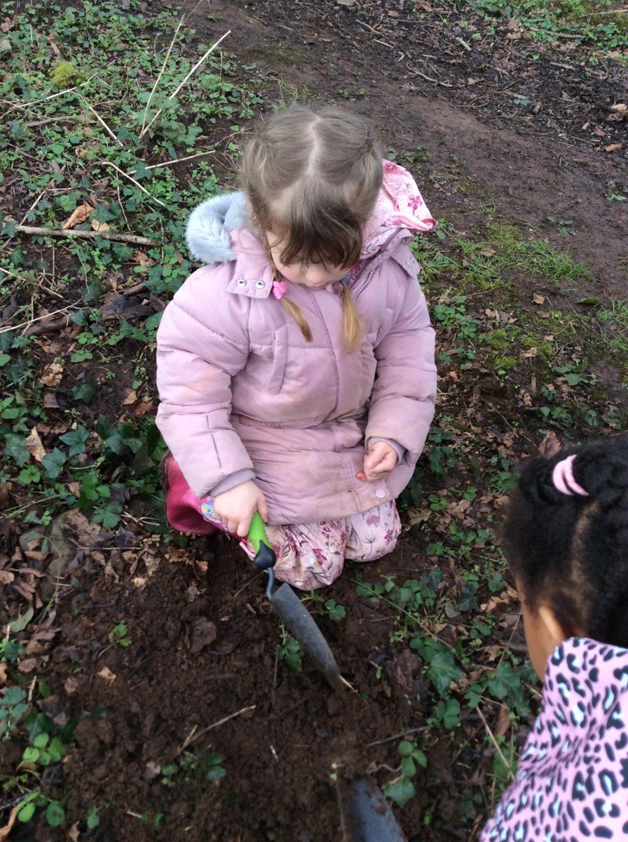 HambrookSchool's tweet photo. Today #Hambrookr got physical and following a fantastic worm charming dance they dug big holes to see what they could find! https://t.co/gOh0cnPSTU