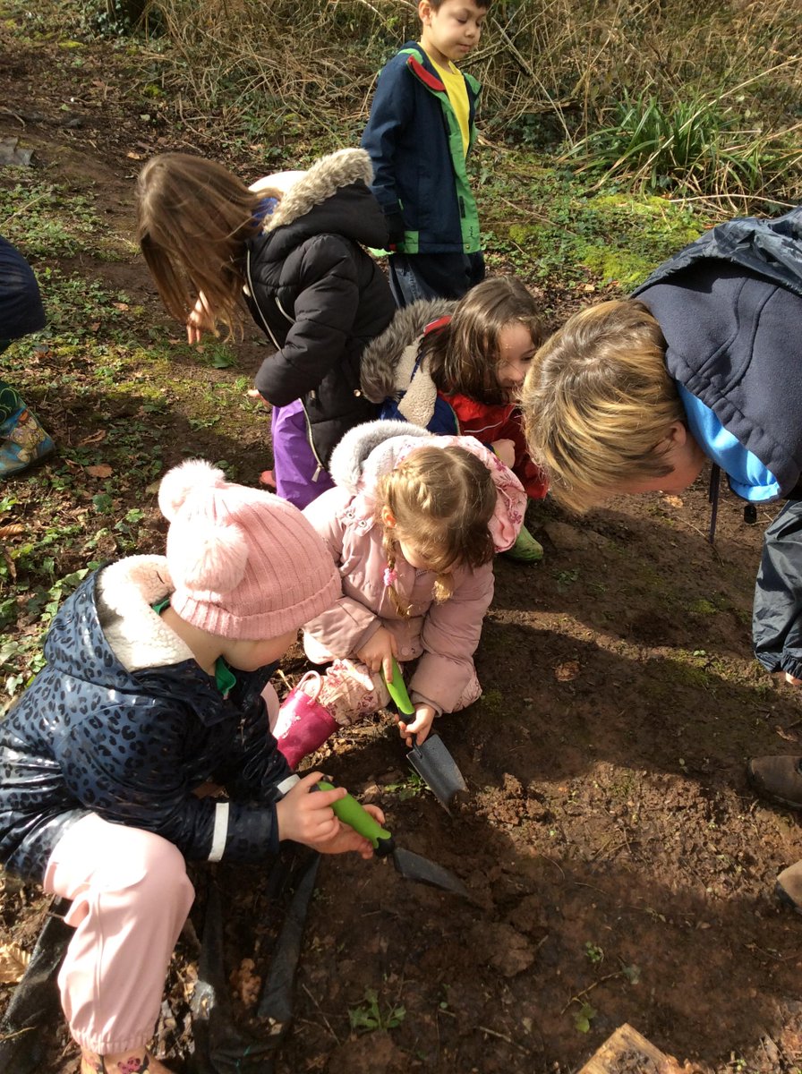 HambrookSchool's tweet photo. Today #Hambrookr got physical and following a fantastic worm charming dance they dug big holes to see what they could find! https://t.co/gOh0cnPSTU