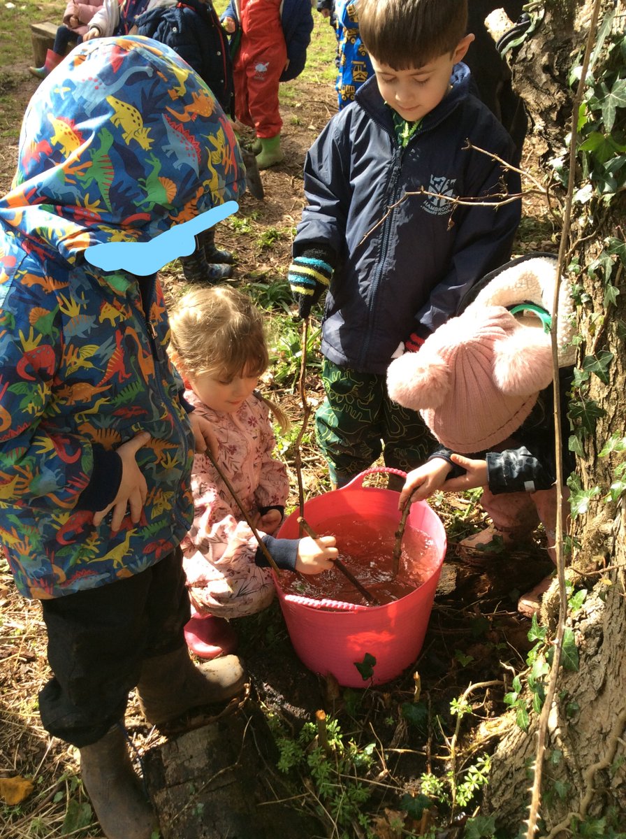 HambrookSchool's tweet photo. Today #Hambrookr got physical and following a fantastic worm charming dance they dug big holes to see what they could find! https://t.co/gOh0cnPSTU