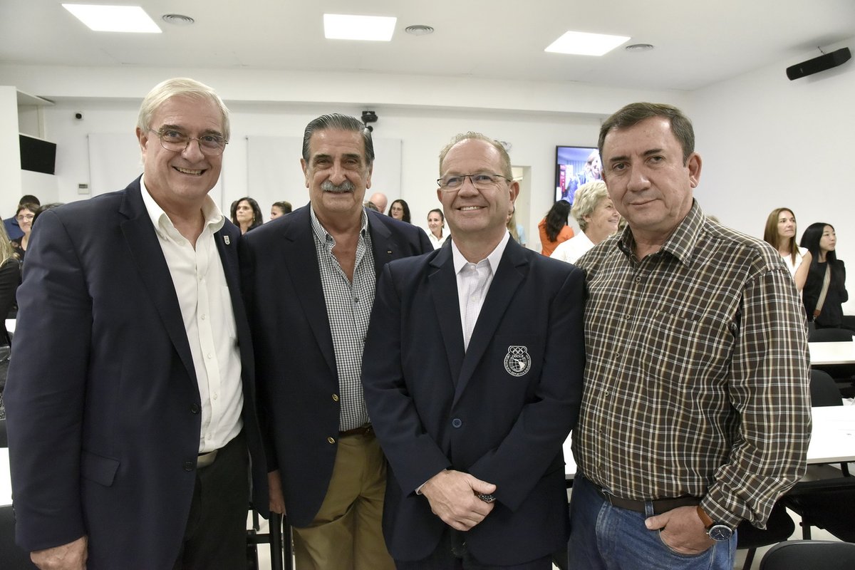 PrensaCOA's tweet photo. Se realizó la Cumbre de Mujeres en el Deporte con presidentas de clubes y federaciones, árbitras, juezas, atletas, jefas de equipo, profesionales y mujeres dirigentes.: https://t.co/RDjLUNUtFy

Gran honor contar con Camilo Pérez, presidente de la ODESUR, y su tesorero Marco Arze. https://t.co/fKO5SuZ91f