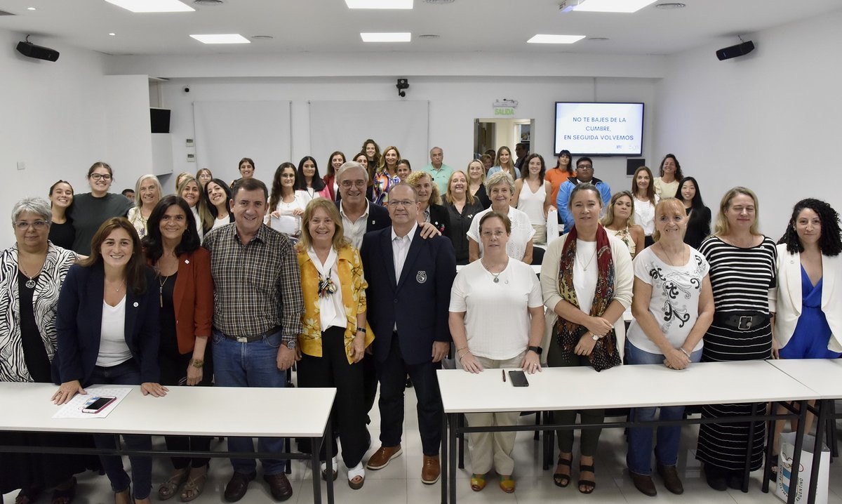 PrensaCOA's tweet photo. Se realizó la Cumbre de Mujeres en el Deporte con presidentas de clubes y federaciones, árbitras, juezas, atletas, jefas de equipo, profesionales y mujeres dirigentes.: https://t.co/RDjLUNUtFy

Gran honor contar con Camilo Pérez, presidente de la ODESUR, y su tesorero Marco Arze. https://t.co/fKO5SuZ91f