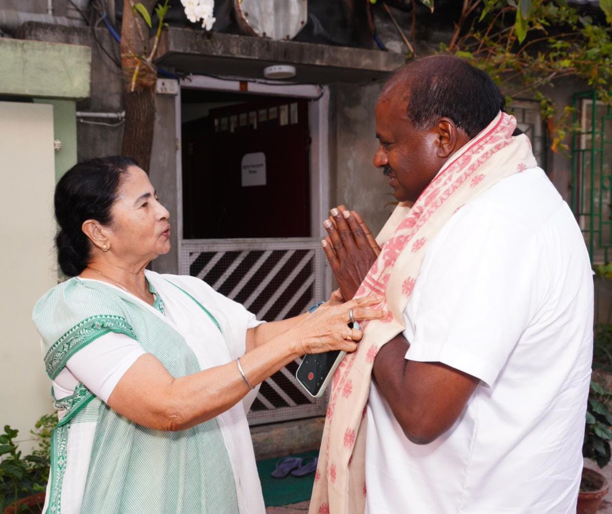 chnmharish's tweet photo. நேற்று நவீன் பட்நாயக், இன்று குமாரசாமி.. மூன்றாம் அணி உருவாக வாய்ப்புகள் அதிகம் என்று தெரிகிறது. மம்தா பானர்ஜியின் சந்திப்புகள், மூன்றாம் அணி உருவாகுவதற்கான வாய்ப்புகளை அதிகரித்து வருகிறது. #MamataBanerjee #HDKumarasamy #3rdFront #LoksabhaElections2024 https://t.co/PuN6epLWTX