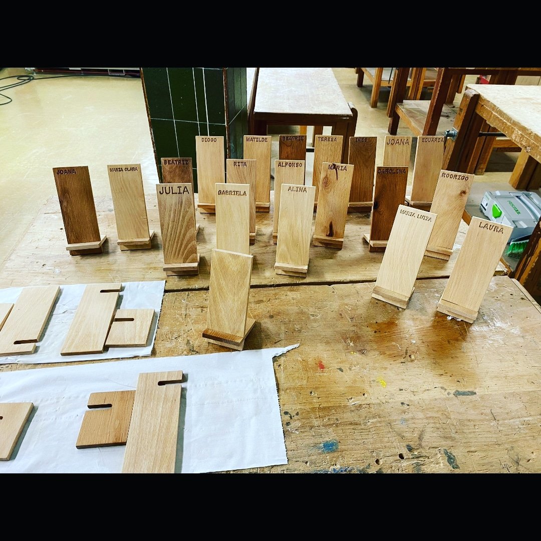 📣📣¡Y por el <a href="/iesezequiel/">Ezequiel +</a> están l@s chic@s de 🇩🇪 y 🇵🇹 estos días!
Mirad👀👁️ que piezas personalizadas les han hecho en el taller de #maderaymueble 🪑🛋️🪓🌲.
<a href="/CEIPMartinChico/">CEIP Martín Chico</a>
<a href="/Colegiotrescas3/">Colegio Trescasas</a>
<a href="/colegio_soto/">COLEGIO DOMINGO DE SOTO</a>

#yodelezequiel 
#venalezequiel 
#somoselezequiel