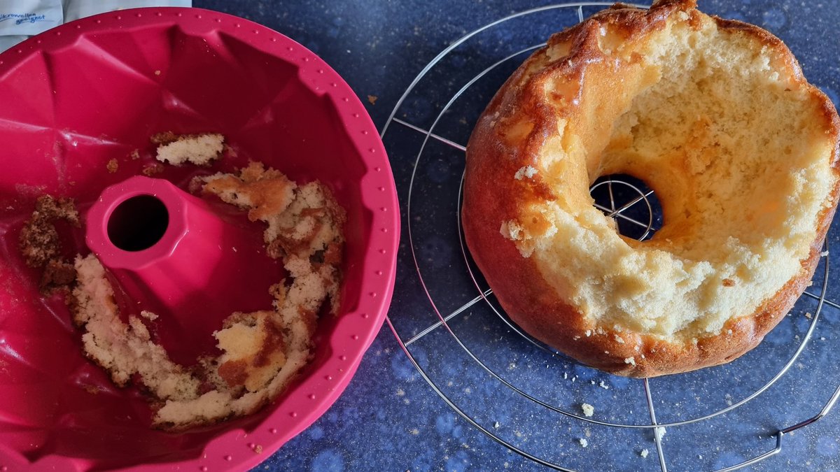 🤪 So was Blödes. Da muss jetzt aber ganz dick Glasur drauf. 
#backen #backenmachtspass #gugelhupf #kuchenschmeckttrotzdem