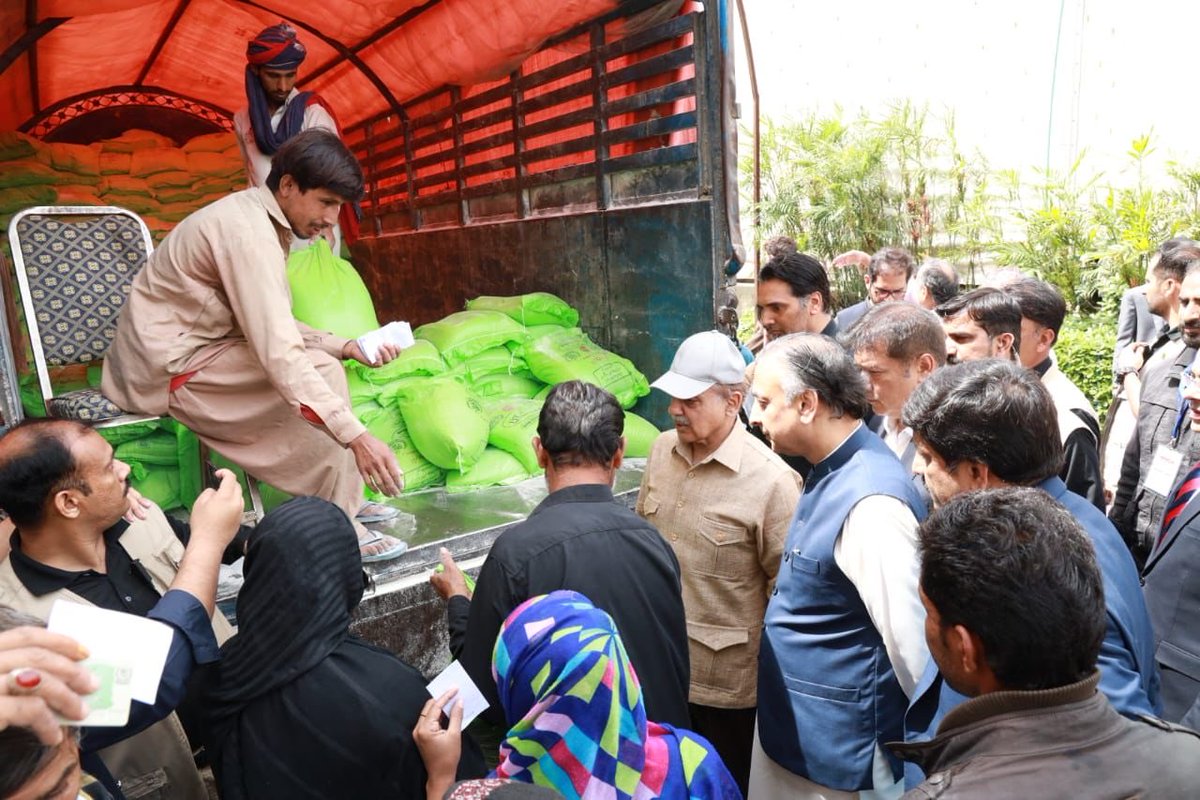 MaryamNSharif's tweet photo. مشکلات جتنی بھی گھمبیر ہوں، وزیر اعظم شہباز شریف کا ان سے مقابلہ کرنے کا جزبہ اس سے زیادہ بلند ہے۔ اعلانات تو ہر کوئی کرتا ہے، مگر جو ان اعلانات کو حقیقت بنانے کے لئے میدان میں اتر جائے اس کو شہباز شریف کہتے ہیں۔ انشاءاللّہ پاکستان مشکلات کو شکست دے گا۔
#مفت_آٹا_سستا_پٹرول https://t.co/RUVfLFALwN