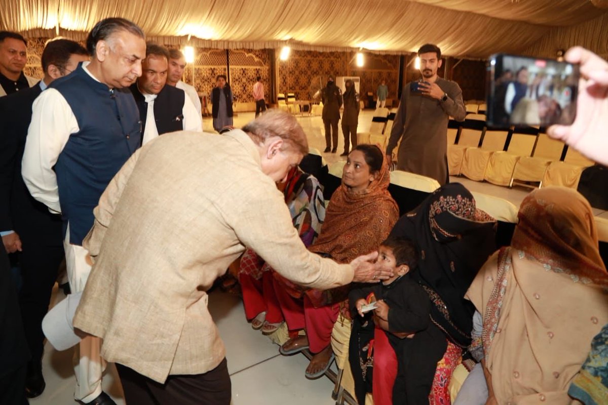 MaryamNSharif's tweet photo. مشکلات جتنی بھی گھمبیر ہوں، وزیر اعظم شہباز شریف کا ان سے مقابلہ کرنے کا جزبہ اس سے زیادہ بلند ہے۔ اعلانات تو ہر کوئی کرتا ہے، مگر جو ان اعلانات کو حقیقت بنانے کے لئے میدان میں اتر جائے اس کو شہباز شریف کہتے ہیں۔ انشاءاللّہ پاکستان مشکلات کو شکست دے گا۔
#مفت_آٹا_سستا_پٹرول https://t.co/RUVfLFALwN