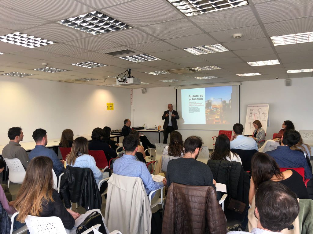BarcelonaGlobal's tweet photo. Los participantes del #Barcelona2043 descubren la Barcelona de la movilidad y las infraestructuras de la mano de @mpellotg @TMB_Barcelona, Adriana Malé de Barcelona Serveis Municipals y @noemimv de @voitechnology, moderados por Joan García @CatalunyaRadio https://t.co/Md4SMr0i7v