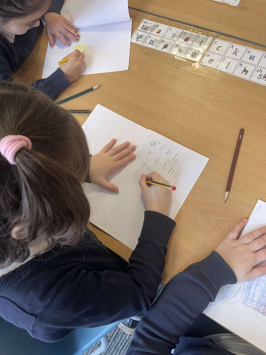 AtlasEyfs's tweet photo. We have enjoyed making our own books to tell everyone about our favourite parts of the farm trip! @AtlasAcademy1 #independentwriting #experientiallearning https://t.co/tEIjhbU8Uo