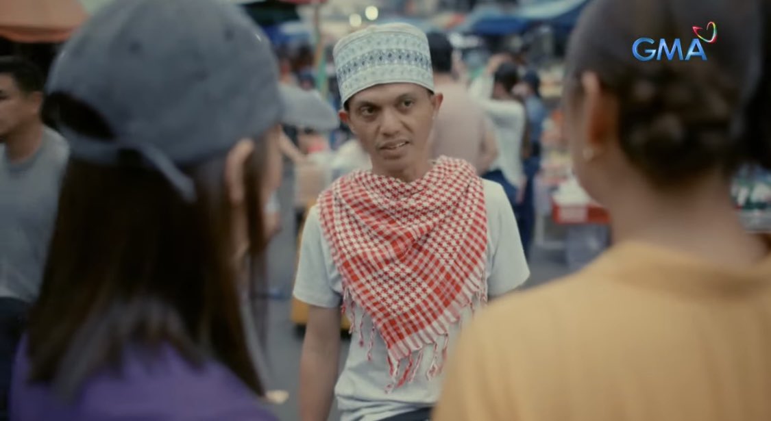 AltheyuhMoves's tweet photo. A Muslim man returns Crystal's lost phone. If you are familiar with the controversy about the other show, this may be a slight nod to that. That in this one, they portray this group as honest people. #UrdujaTapangAtBilis https://t.co/tnnryl99Oe