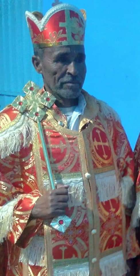 AdebabayMedia's tweet photo. በአዲስ አበባ ኃይሌ ጋርመንት አካባቢ መጋቢት 14/2015 ዓ.ም
++++
(ማኅበረ ቅዱሳን):- ቀሲስ ዐባይ መለሰ የተባሉ ካህን ቅዳሴ ጨርሰው ወደ ቤታቸው በመሄድላይ እንዳሉ በድንጋይ ተወግረው ሕይወታቸው ማለፉን የዐይን እማኞች ለማኅበረ ቅዱሳን ቴሌቪዥን ገለፁ።

የሆርሲሳ ቅድስት ማርያም ቤተ ክርስቲያን አገልጋይ የነበሩት ቀሲስ ዐባይ መለሰ ሕይወታቸው ሲያልፍ ችግሩ ታወቀ እንጂ አስቀድሞ በአካባቢው አገልጋዮች  ላይ ዛቻ እና ማስፈራሪያ ይደርስ እንደነበር መረጃ ሰጭዎቻችን በቦታው ለተገኘው ዘጋቢያችን  ገልፀዋል።

ካህኑ በድንጋይ ተደብድበው እያሉ ምስልና ቪዲዮ ለማስረጃ ለመያዝ ቢሞክሩም በአካባቢው የፀጥታ ኃይሎች ሞባይል እየተሰበሰበ መሰረዙንም እማኞች ነግረውናል።