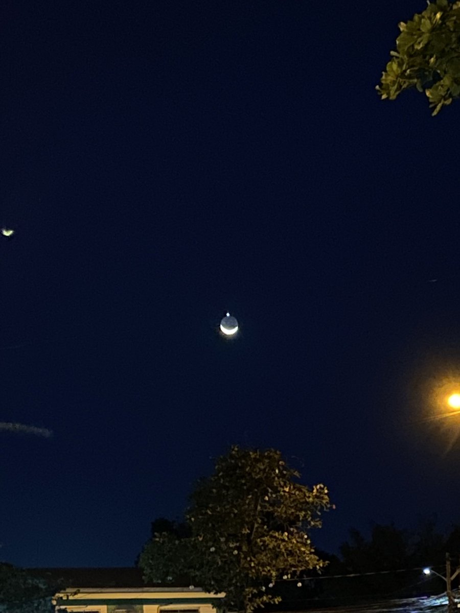 𝐌𝐨𝐨𝐧 𝐚𝐧𝐝 𝐕𝐞𝐧𝐮𝐬 𝐂𝐨𝐧𝐣𝐮𝐧𝐜𝐭𝐢𝐨𝐧 
A close approach of March 24th Waxing Crescent Moon and Venus happening right now !