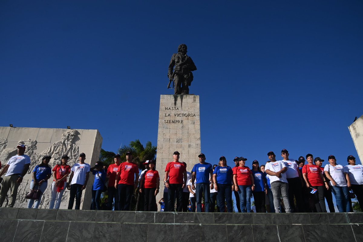 PartidoPCC's tweet photo. Una jornada de hondo patriotismo, de reafirmación revolucionaria y de compromiso con la unidad que demandan estos tiempos, constituyó la marcha en la ciudad de #SantaClara encabezada por el Primer Secretario del CCPCC @DiazCanelB 
👉https://t.co/1iKg3TfENL #Cuba #YoVotoXPorTodos https://t.co/5sgehW83PV
