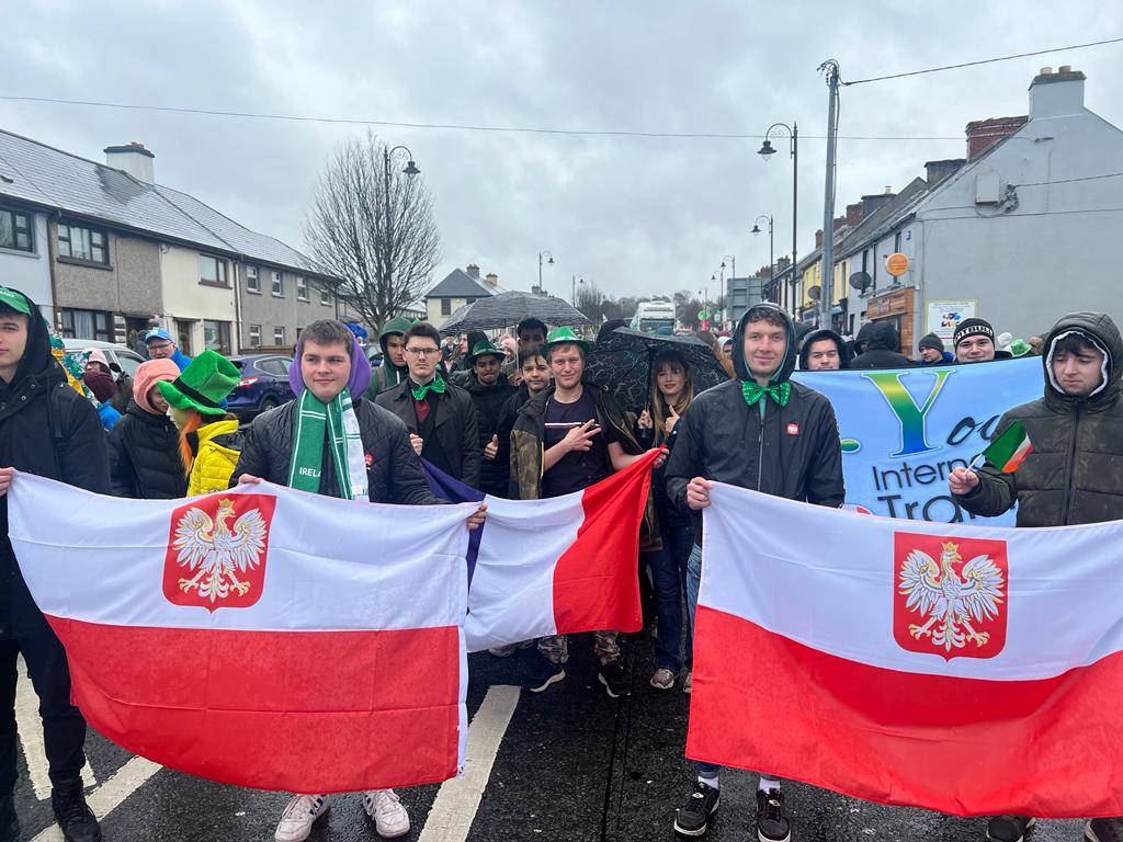 Lycée Régional Parc Saint Jean (@lyceeparc) on Twitter photo Les élèves de la classe Euro TMCVA (Métiers du Commerce et de la Vente - Option Animation et Gestion de l'espace commercial) du LP Parc Saint Jean vous saluent depuis l'Irlande où ils sont en en période de formation en milieu professionnel ! <a href="/AcademieNice/">Académie de Nice</a> Les élèves de la classe Euro TMCVA (Métiers du Commerce et de la Vente - Option Animation et Gestion de l'espace commercial) du LP Parc Saint Jean vous saluent depuis l'Irlande où ils sont en en période de formation en milieu professionnel ! <a href="/AcademieNice/">Académie de Nice</a>