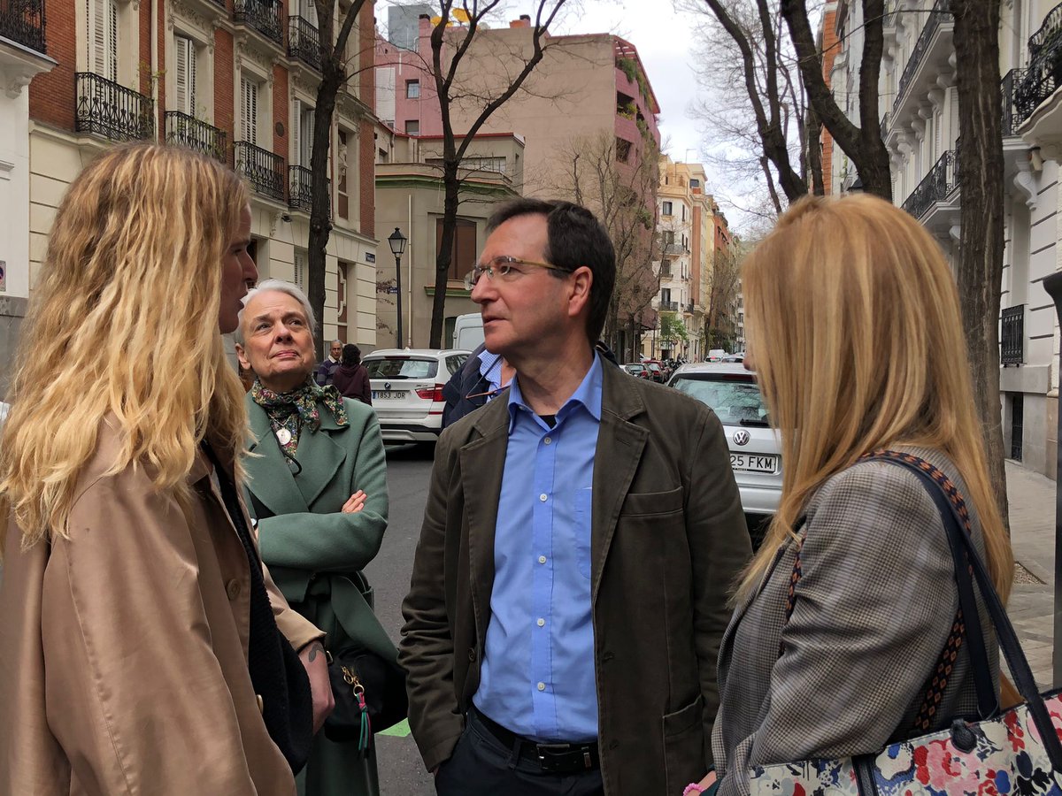 Hoy <a href="/MADRID/">Ayuntamiento Madrid</a> ha rendido justo homenaje con una placa en Montesquinza 22 a una de las principales figuras de la movida madrileña, una fotógrafa original, una artista que la llenó de color #OukaLeele