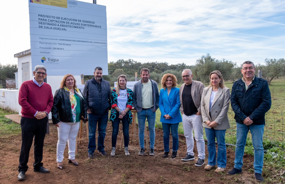 DipuHU's tweet photo. 👥 @MARIAEUGENIAL y el presidente de la @CHGuadalquivir visitan los sondeos de pozos hídricos en #Cala.

✅ Junto a #Cortelazor, es uno de los municipios con mayor escasez de agua de la provincia, con restricciones que han llegado a durar hasta 5 meses. https://t.co/OKGbRYlqCE