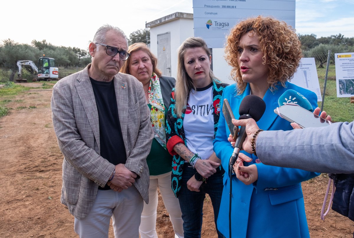 DipuHU's tweet photo. 👥 @MARIAEUGENIAL y el presidente de la @CHGuadalquivir visitan los sondeos de pozos hídricos en #Cala.

✅ Junto a #Cortelazor, es uno de los municipios con mayor escasez de agua de la provincia, con restricciones que han llegado a durar hasta 5 meses. https://t.co/OKGbRYlqCE