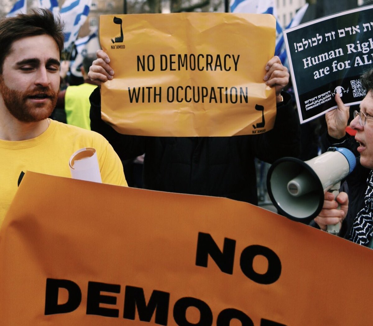 NaamodUK's tweet photo. Na’amodniks led the anti-occupation bloc outside Downing Street today.  

As Netanyahu met with Sunak, we sent a clear message: No democracy with occupation! No one is free until we are all free! 
✊🪧🚨

📸 @Taltakingpics https://t.co/6d97egtLG7