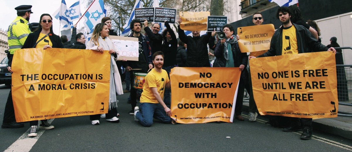 NaamodUK's tweet photo. Na’amodniks led the anti-occupation bloc outside Downing Street today.  

As Netanyahu met with Sunak, we sent a clear message: No democracy with occupation! No one is free until we are all free! 
✊🪧🚨

📸 @Taltakingpics https://t.co/6d97egtLG7