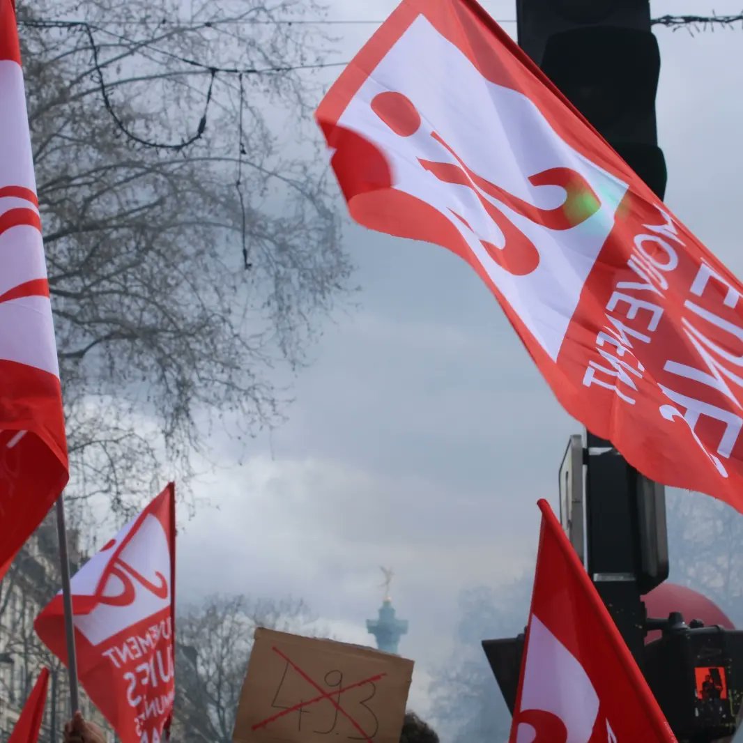 📣 Une mobilisation historique s'est déroulée hier avec 3,5 millions de manifestants dans toutes la France !

🚩 Le gouvernement a forcé sa réforme et utilise la police pour réprimer la mobilisation sociale.

🚩 Les Jeunes Communistes restent présent.es dans lutte !