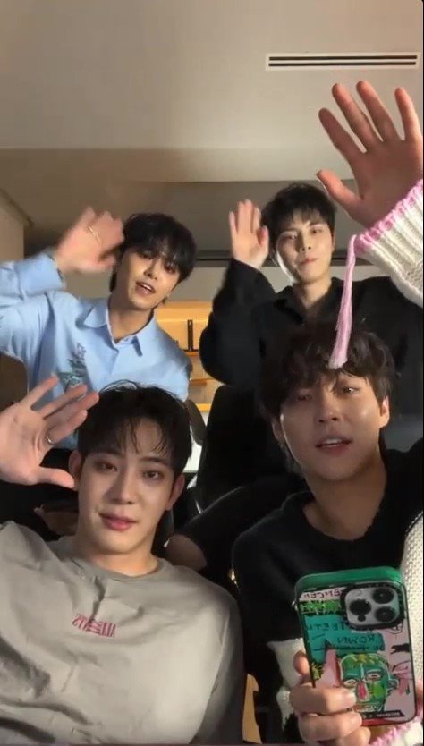 therose_gul's tweet photo. HEAL era started on 16 September 2022 and ended 24 March 2023. A total of 190 days. 

In those days The Rose 
- toured 40 cities for HEAL Together world tour
- sold their official lightstick
- released their HEAL Documentary
- Sour fanvisualizer
- Childhood, Sour, Cure, Time MV release
- official audio releases
- appeared in a lot of magazines and interviews (billboard, GC fr, Buzzfeed UK, Numero, etc)
- attended Wavy Baby festival
- surpassed 10M views Sour MV
- started their festival tour
- released their Spotify playlists
- became Chanel boys 
- healed a lot of hearts and Black Roses and much more happened during this era

Goodbye HEAL era, welcome D??? era

#TheRose #ThankYouForYourTIME #TheRoseHEAL #더로즈