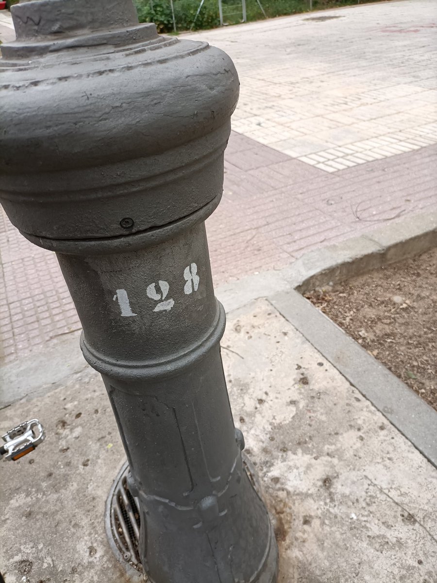 La fuente de la calle Algorta sigue cerrada. Ya ha pasado la temporada de heladas ¿qué excusas tiene ahora el ayuntamiento de @Madrid para mantenerla sin servicio? 

<a href="/Lineamadrid/">Línea Madrid</a> 
<a href="/FuentesDeMadrid/">Fuentes de agua para beber</a>