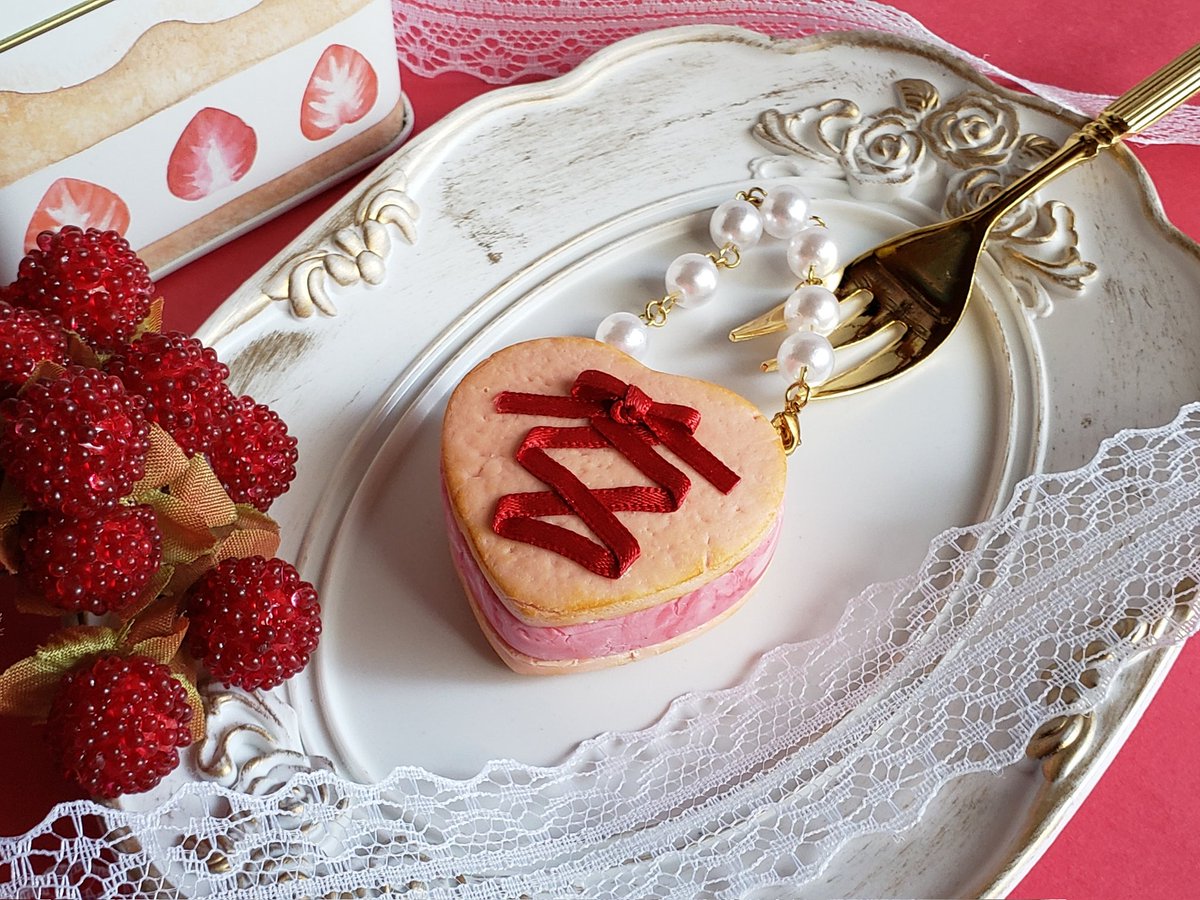 bonbons_fraise's tweet photo. 🍓🍪
‘’BonBonsさんどくっきーのバッグチャーム”

いちごクリームをたっぷり挟んだクリームサンドクッキーをバッグチャームに𓈒𓂂𓏸
パールビーズで上品に、背面の編み上げリボンでガーリーに仕上げました😌

 #ハンドメイド好きさんと繋がりたい 
 #BonBonscake https://t.co/MUVPuncClj
