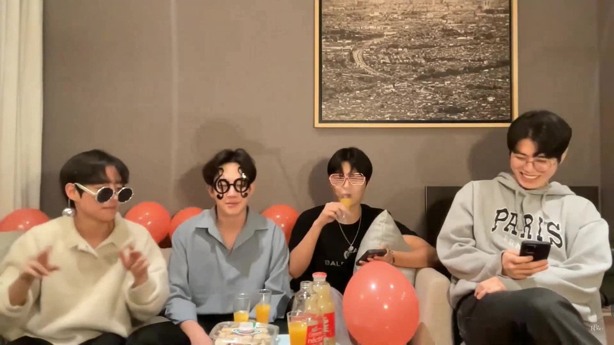 therose_gul's tweet photo. HEAL era started on 16 September 2022 and ended 24 March 2023. A total of 190 days. 

In those days The Rose 
- toured 40 cities for HEAL Together world tour
- sold their official lightstick
- released their HEAL Documentary
- Sour fanvisualizer
- Childhood, Sour, Cure, Time MV release
- official audio releases
- appeared in a lot of magazines and interviews (billboard, GC fr, Buzzfeed UK, Numero, etc)
- attended Wavy Baby festival
- surpassed 10M views Sour MV
- started their festival tour
- released their Spotify playlists
- became Chanel boys 
- healed a lot of hearts and Black Roses and much more happened during this era

Goodbye HEAL era, welcome D??? era

#TheRose #ThankYouForYourTIME #TheRoseHEAL #더로즈