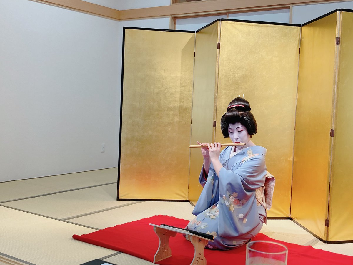 8dabewoman's tweet photo. 今日の昼、人生で初めての！芸者さんとお座敷遊びを体験したの巻！

扇子を投げて置物を倒すゲームと、トラトラというアクション系じゃんけんゲームの2種類！(正式名称略

扇子のやつはなぜか1発目で倒してしまったからもう一回投げてみたかったな！

#桑都テラス

https://t.co/5tHiHTGTVQ https://t.co/rog8870s7C