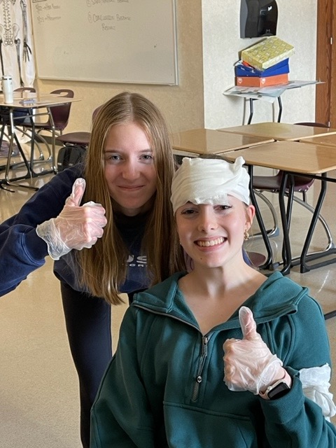 You're in good hands! EMR students are hard at work learning to support others with first aid practice! 🏥⛑🩹